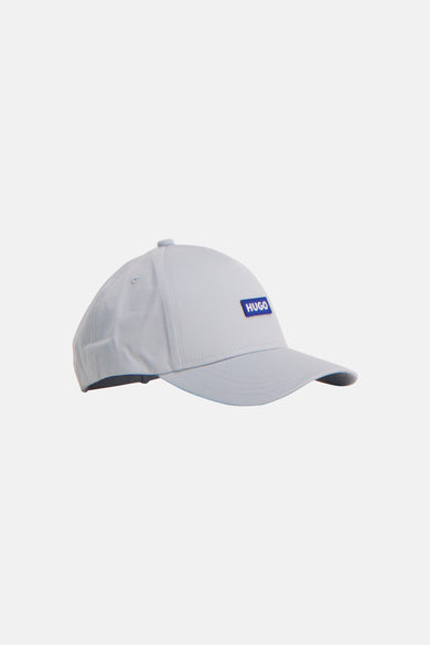 Blauwe pet van HUGO BLUE met logo applicatie op de voorkant.