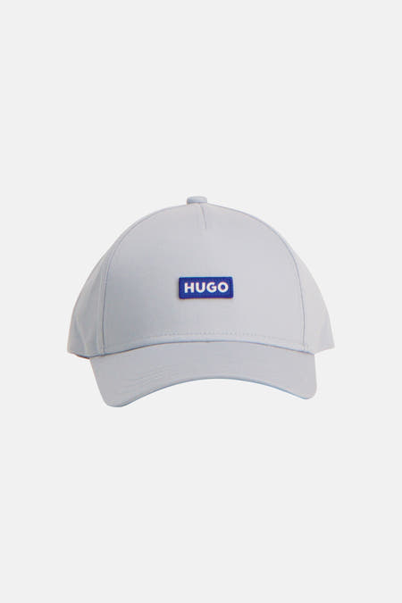 Blauwe pet van HUGO BLUE met een logo-patch op de voorkant.
