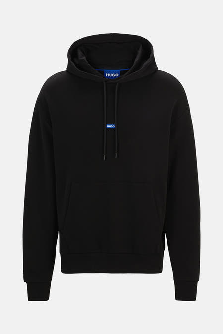 Zwarte sweater met kap van HUGO BLUE, met trekkoord en een rechthoekig logo op de borst.