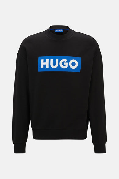 Zwarte sweater van HUGO BLUE, met een rechthoekige HUGO logo op de borst.