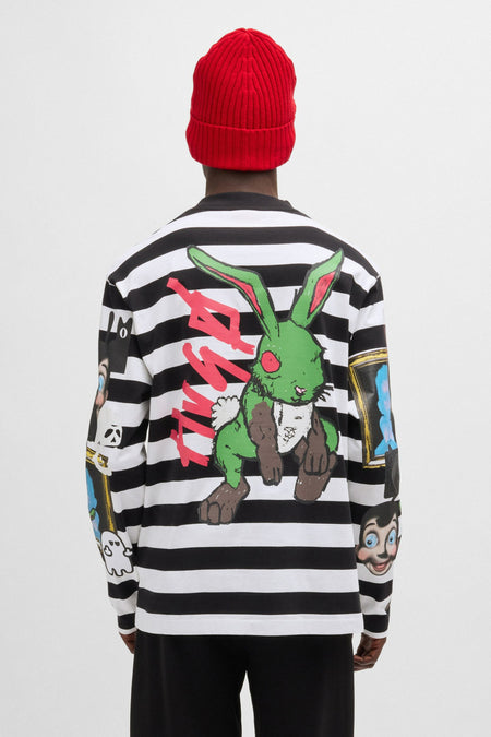 Zwart-wit gestreept T-shirt met lange mouwen van HUGO met groene konijnprint en graphics op de mouwen, achteraanzicht.