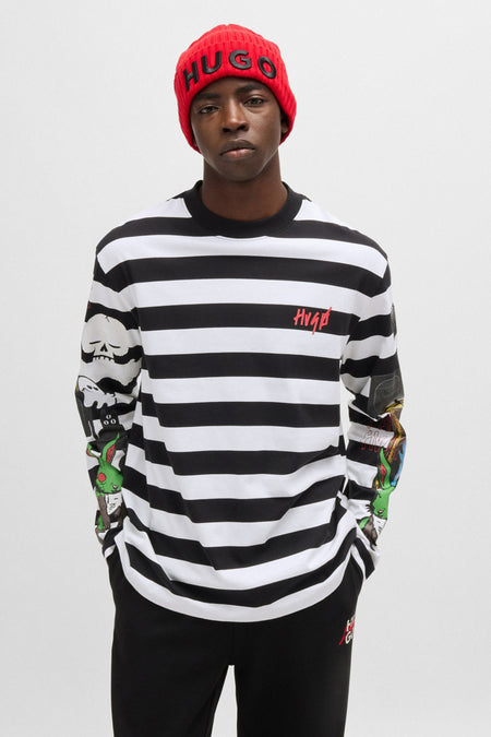 Zwart-wit gestreept T-shirt met lange mouwen van HUGO met rood logo op de borst en kleurrijke illustraties op de mouwen.