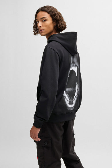 Zwarte sweater met kap van HUGO, met grote grafische print van een open mond op de achterkant.