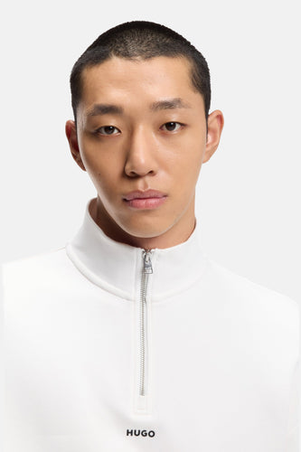 Witte sweater van HUGO, met rits en merklogo aan de voorkant.
