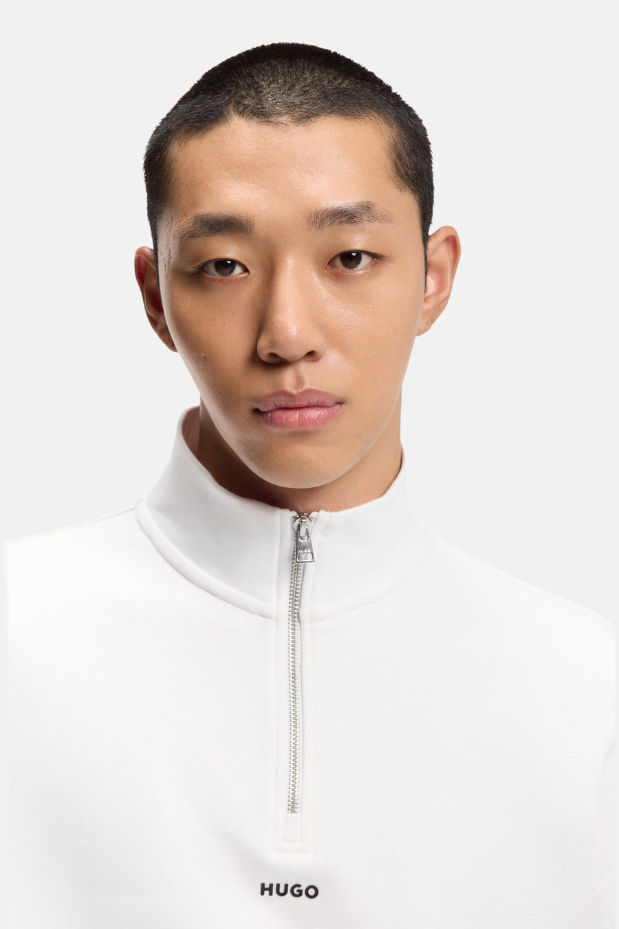 Witte sweater van HUGO, met rits en merklogo aan de voorkant.
