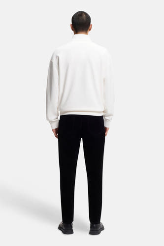 Pull-over blanc (col rond) de HUGO, vu d'arrière, associé à un pantalon noir et des chaussures noires.