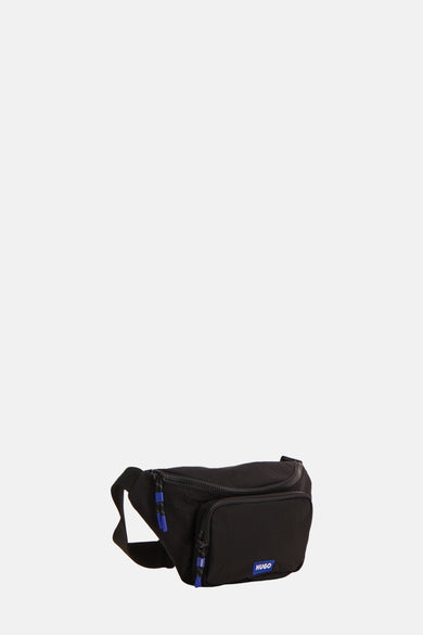 Sac à dos noir HUGO, avec des détails bleus sur la fermeture éclair et un logo.