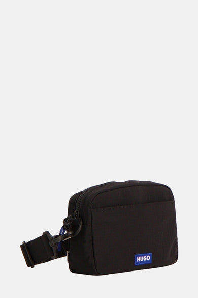 Sac à dos noir HUGO avec logo bleu, ceinture et fermeture éclair.