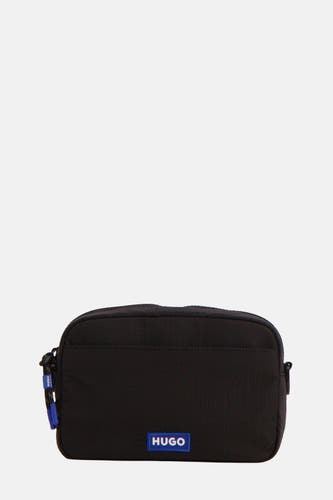 Zwarte schoudertas van HUGO, met blauw logo detail.
