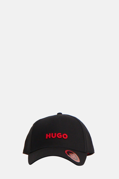Zwarte pet van HUGO met rood logo op de voorkant, en een klep met merksticker.
