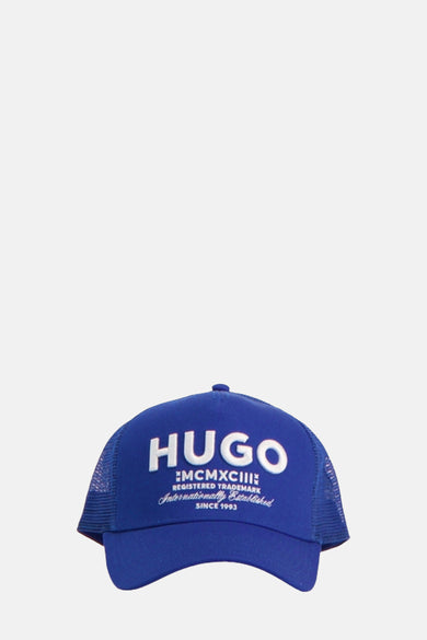 Blauwe pet van HUGO, met witte logo-opdruk en ademende mesh aan de zijkanten.
