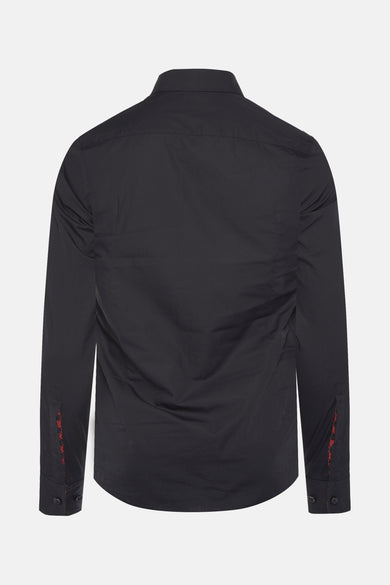 Zwart overhemd met lange mouwen van HUGO, achterkant weergegeven met rode accenten op de mouwen.