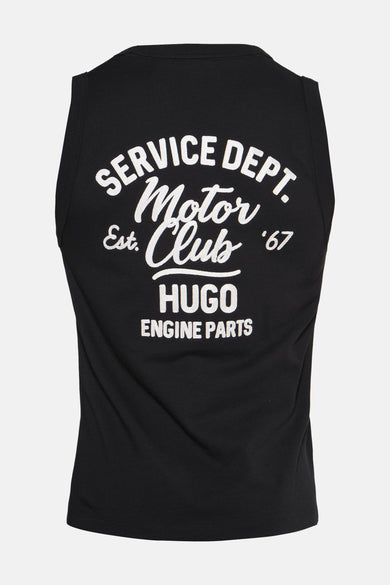 Zwarte tanktop van HUGO BLUE met witte borduurwerk op de rug, motorclub tekst en logo, achterzijde weergave