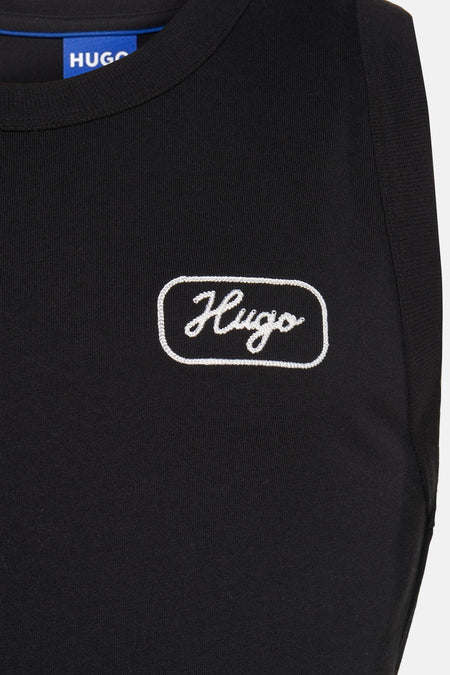 Zwart tanktop van HUGO BLUE met wit geborduurd logo op borst, ronde hals en fijne stofstructuur, close-up voorzijde