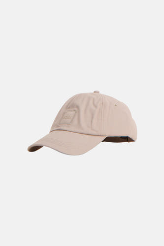 Casquette grise HUGO BOSS ORANGE, avec un écusson logo carré et des coutures sur la visière, vue sous un angle.