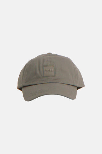Kaki pet van HUGO BOSS met een vierkant logo-embleem op de voorkant.
