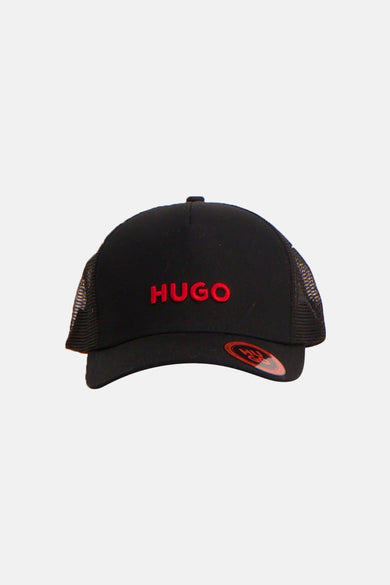 Casquette noire HUGO, avec dos en maille et fermeture réglable.