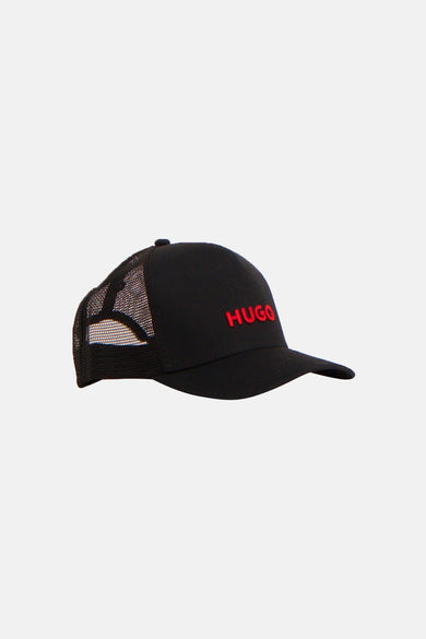 Casquette noire HUGO, avec dos en maille et logo brodé en rouge.