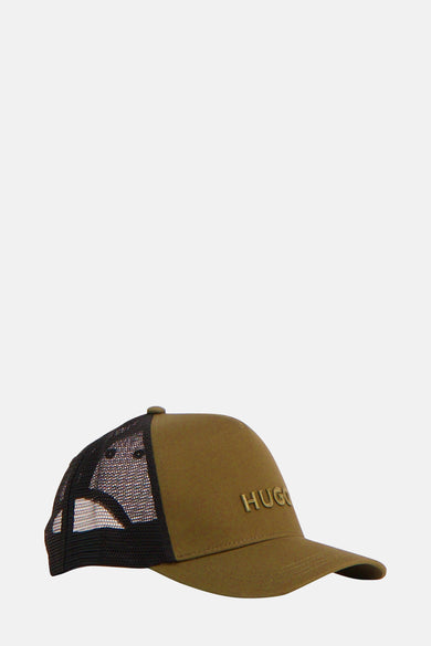 Groene pet van HUGO, met zwarte mesh details aan de achterkant en een geborduurd logo.