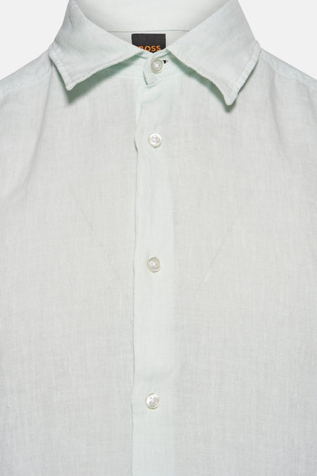 Chemise à manches courtes bleu clair HUGO BOSS ORANGE, tissu fin, boutons blancs, gros plan vue de face