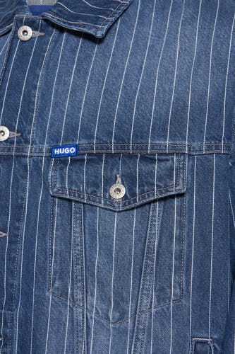 Jean de denim en bleu moyen, de HUGO, avec des rayures blanches et un poche à boutons.