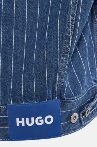 Jean de blau denim denim HUGO, avec une rayure et des des des des.