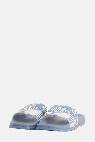 Blauwe slippers van HUGO, met witte logo print en grafisch patroon op de band.
