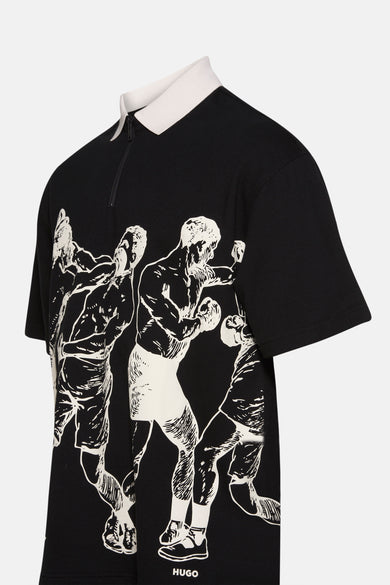 Zwarte polo met korte mouwen van HUGO, met witte kraag en opvallende print van boksers voorop.
