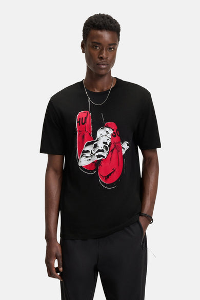 T-shirt noir à manches courtes de HUGO, avec une impression graphique frappante de gants de boxe et d'une figure.