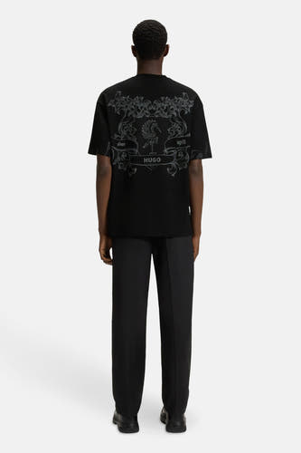 T-shirt noir à manches courtes de HUGO, avec une impression d'un logo et un emblème décoré sur le dos.