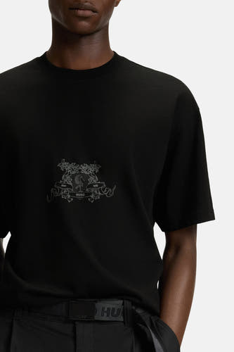 T-shirt noir à manches courtes de HUGO, avec une impression décorative sur la partie avant et une ceinture noire.