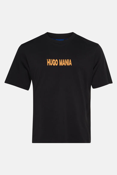 T-shirt noir à manches courtes de HUGO BLUE, avec "HUGO MANIA" imprimé en orange.