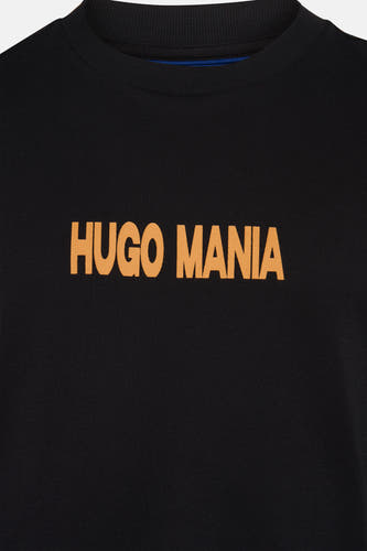 Zwart T-shirt met korte mouwen van HUGO BLUE, met oranje 'HUGO MANIA' tekst.
