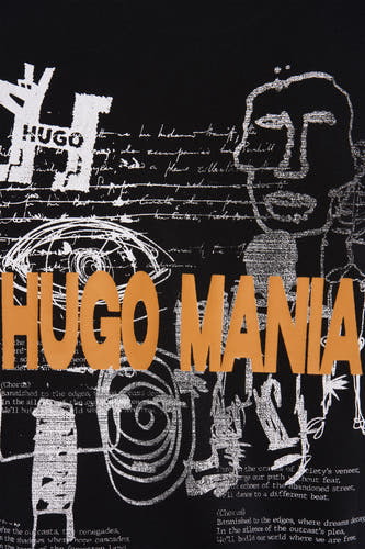 Zwart T-shirt met korte mouwen van HUGO BLUE, met witte tekst en grafische illustraties.
