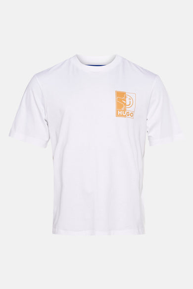 T-shirt blanc à manches courtes de HUGO, avec logo orange sur la poitrine.