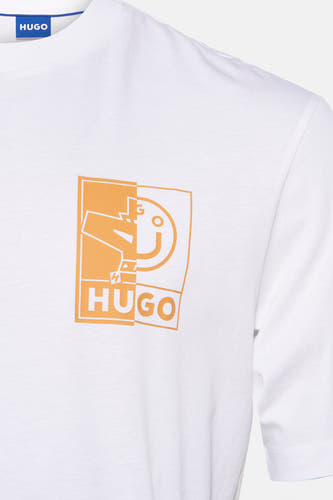 Wit T-shirt met korte mouwen van HUGO BLUE, met oranje grafische print op de voorkant.
