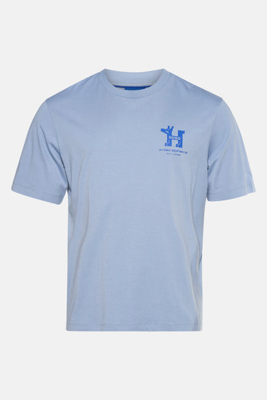 T-shirt bleu à manches courtes de HUGO avec une petite impression de logo sur la poitrine.