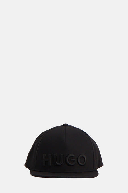 Zwarte pet van HUGO, met reliëf logo op de voorkant.