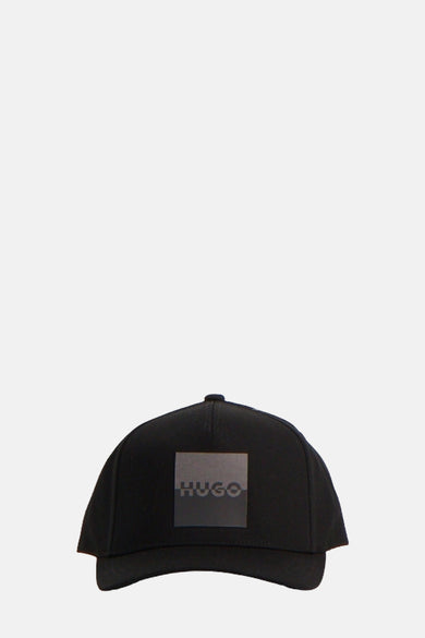 Zwarte pet van HUGO met een ton-sur-ton logo vierkant op de voorkant.
