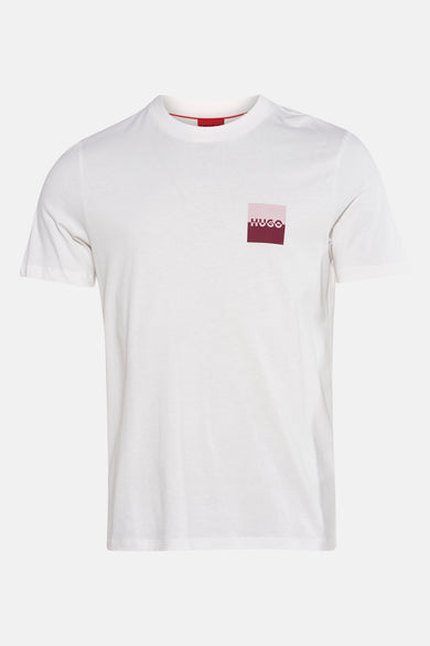 Wit T-shirt met korte mouwen van HUGO, met logo-patch op de borst en een rode accentlijn in de nek.