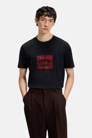 T-shirt noir à manches courtes de HUGO, avec des lèvres rouges et une chaîne.