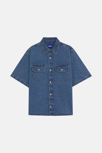 T-shirt en jeans de denim bleu moyen HUGO avec manches courtes, deux poches po po et fermeture à boutons.