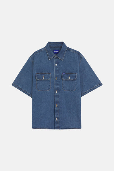 T-shirt en jeans de denim bleu moyen HUGO avec manches courtes, deux poches po po et fermeture à boutons.