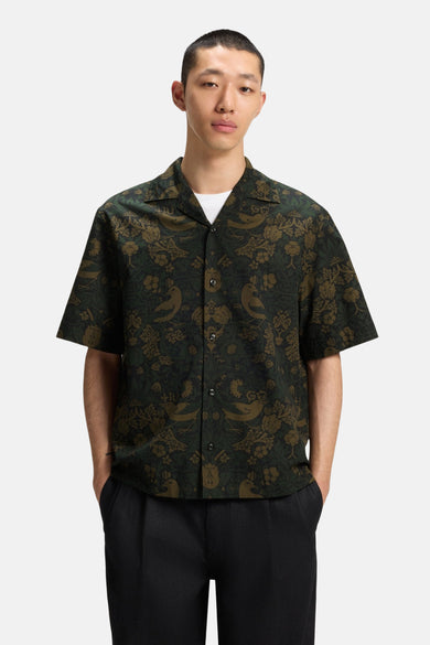 Chemise verte à manches courtes de HUGO, avec un motif floral et d'oiseaux détaillé sur toute la surface.