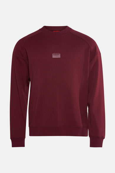 Gilet de couleur bordeaux HUGO avec un col rond et un logo subtil sur la poitrine.