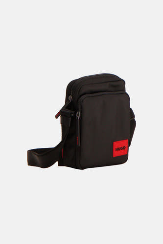Sac à bandoulière noir HUGO avec un petit format rectangulaire et un badge de marque rouge.