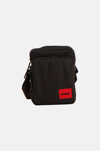 Sac à bandoulière noir HUGO avec un écusson logo rouge sur le devant.