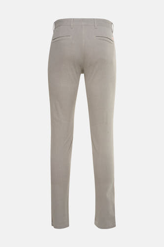 Ecru chino van HUGO BOSS ORANGE, achterkant weergegeven met subtiele zakdetails en riemlussen.