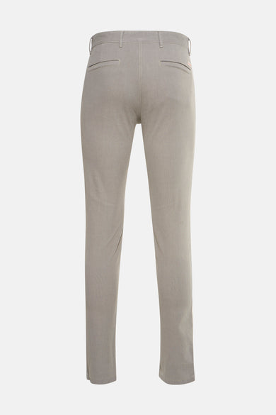 Crème chino de HUGO BOSS ORANGE, avec des détails subtils de poche et des passants à l'arrière.
