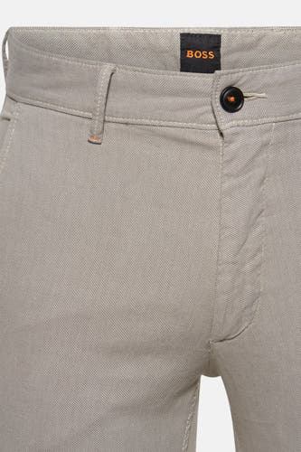 Ecru chino van HUGO BOSS ORANGE met knoopsluiting en riemlussen.
